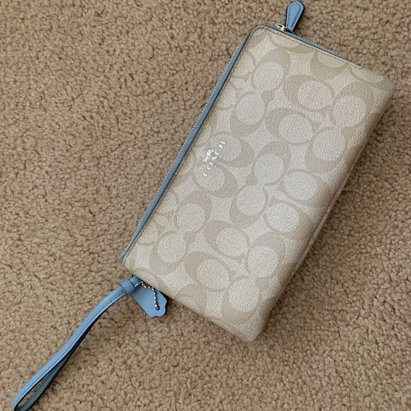 Coach Handbags - Coach Wristlet